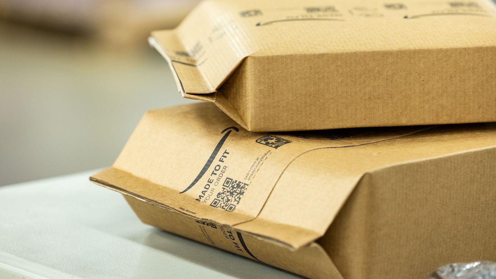 Dentro del laboratorio de Amazon en Italia: robots, papel y empleo para ...