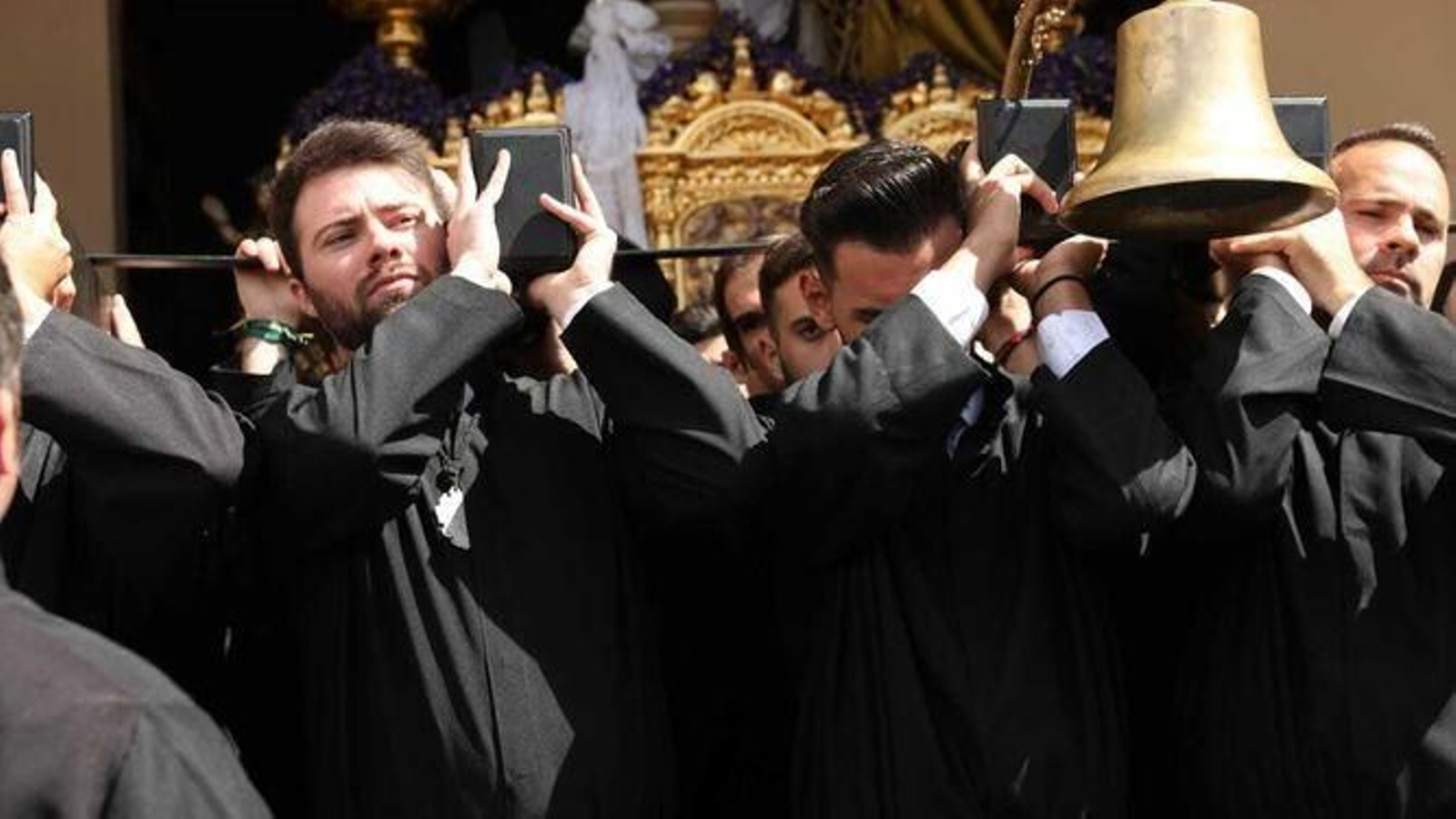 La cofradía del Monte Calvario saliendo del Santuario de la Victoria