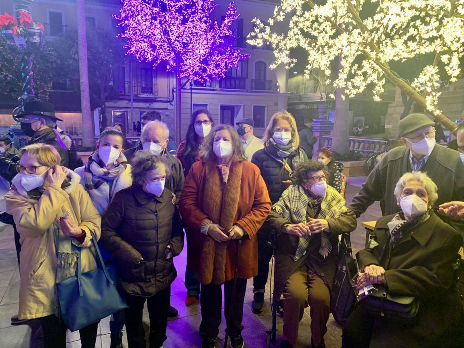 El grupo de mayores de la Residencia Miramar, en la Plaza Alta.