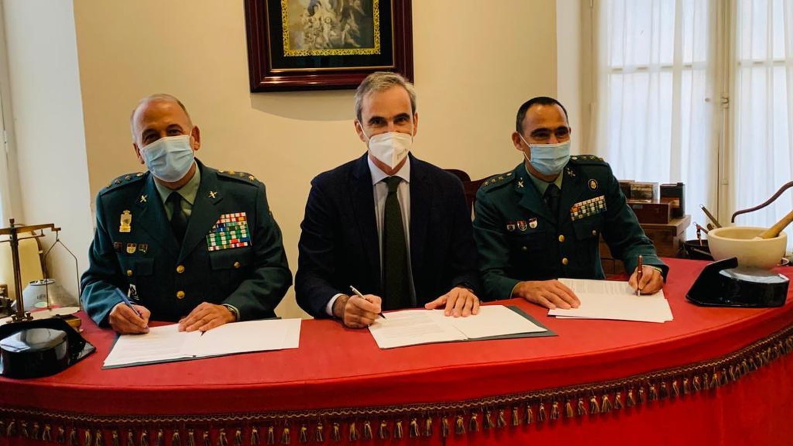 Un momento de la firma del convenio entre la Guardia Civil y el Colegio Oficial de Farmacéuticos de Cádiz