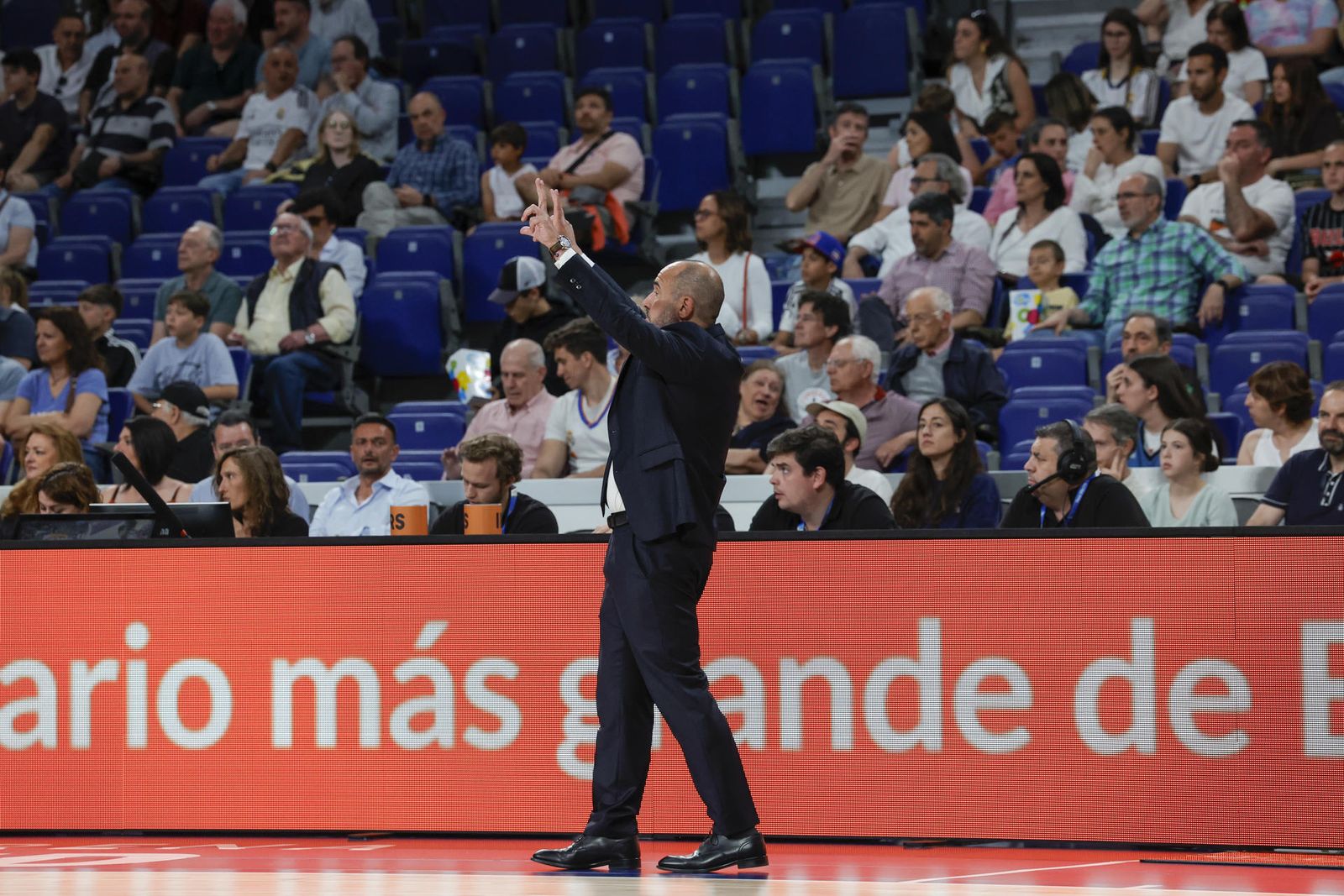 El técnico blanco dirige durante el Real Madrid - Covirán Granada