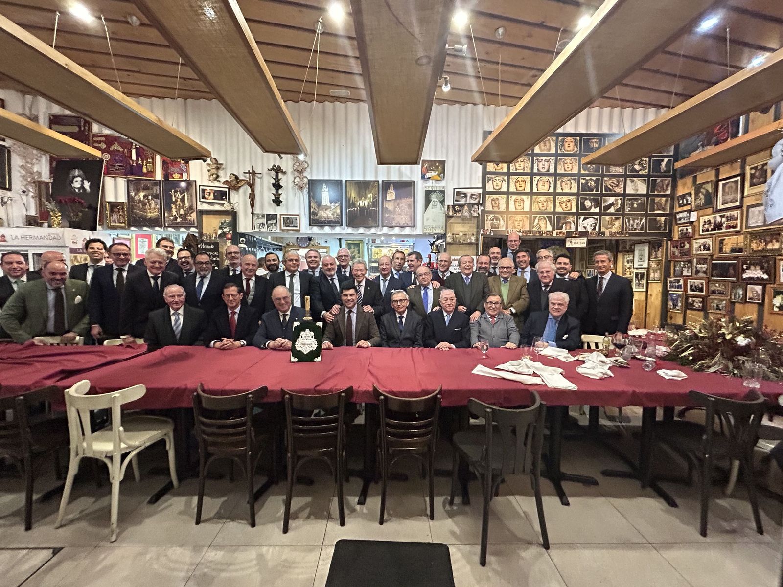 Fotografía de familia durante el acto de entrega de las pastas