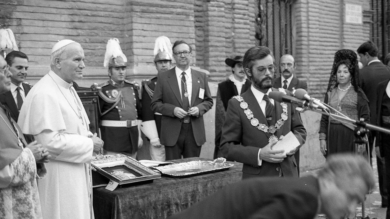 Juan Pablo II con el alcalde socialista Antonio Jara en las puertas de la basílica