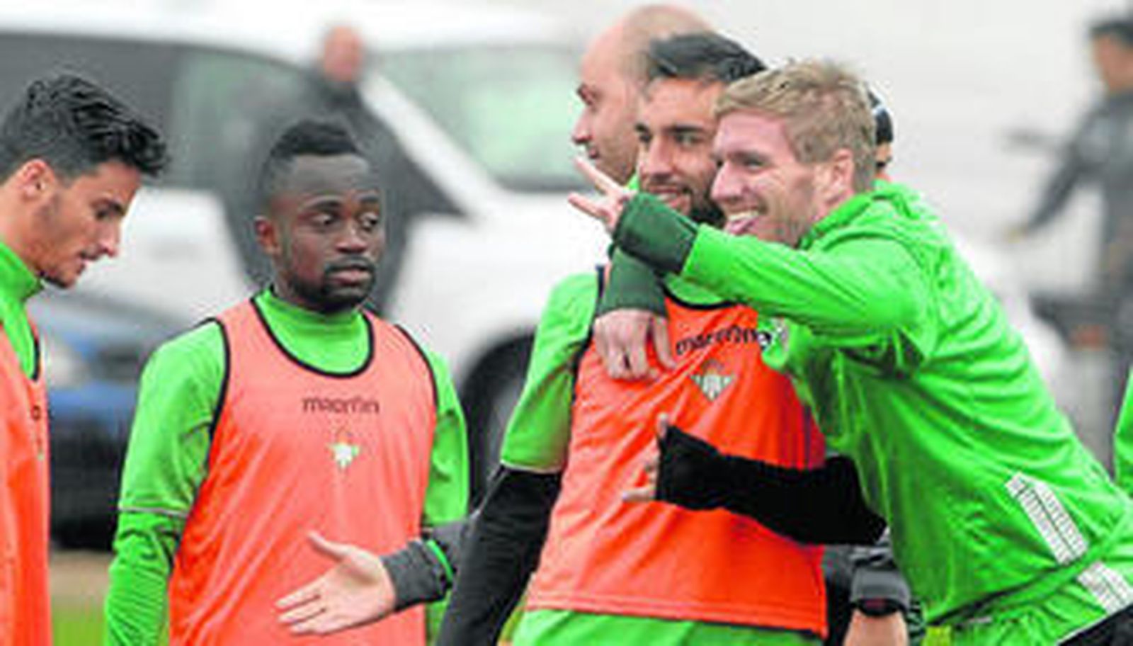 Perquis, que por fin ha dejado atrás su último contratiempo, bromea con Nono en el entrenamiento en presencia de Juan Carlos y Cedrick.