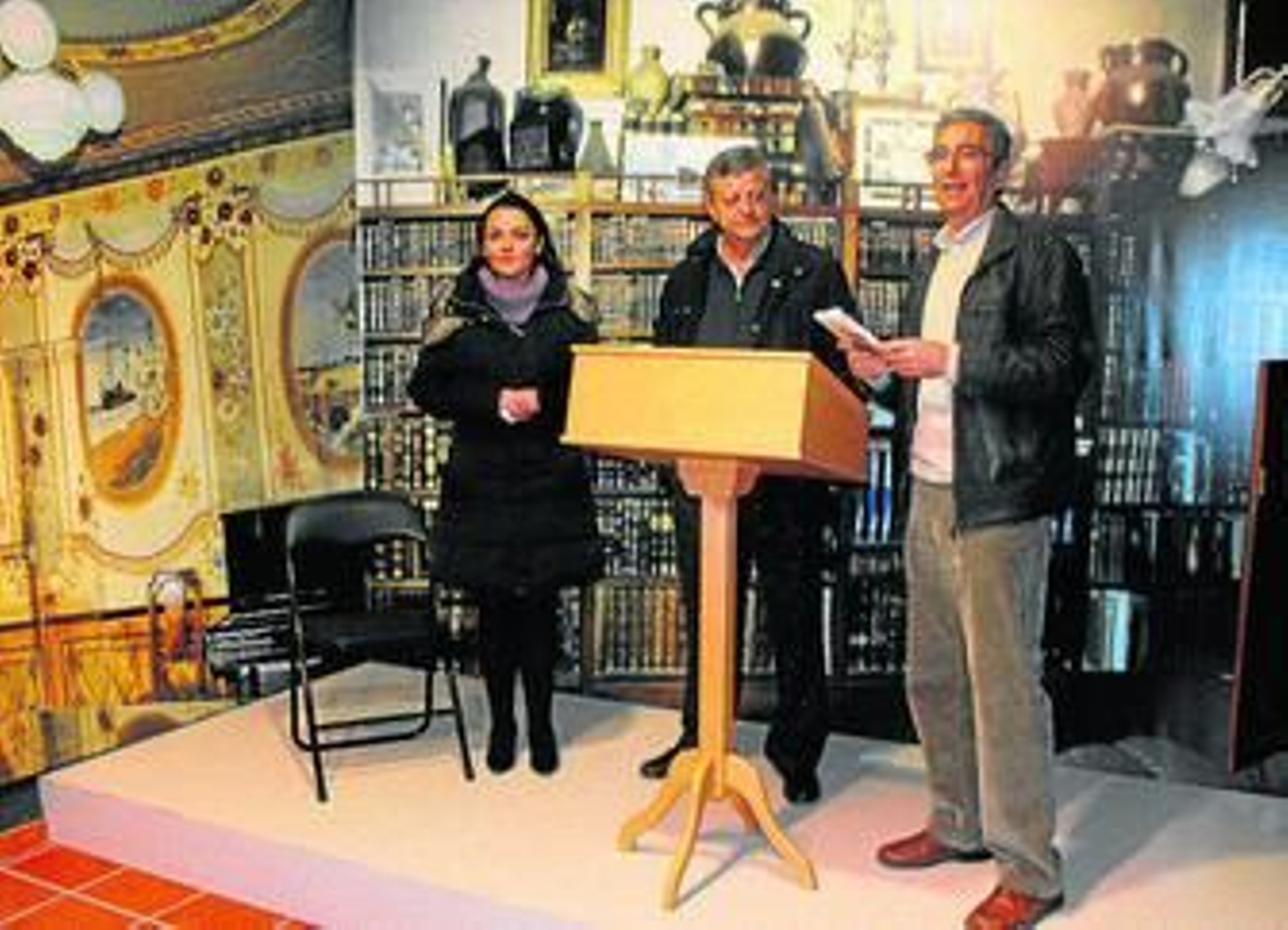 Julio Visconti durante la inauguración en la galería Argar.