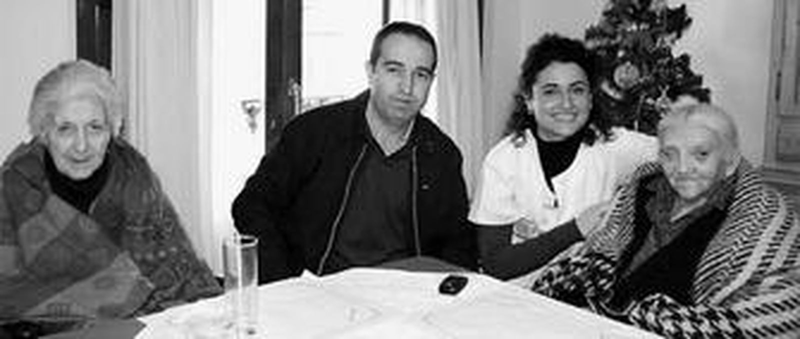 Pedro Ruiz, gerente de Serainant, y Macarena Ortiz, la directora del centro, junto a dos residentes.