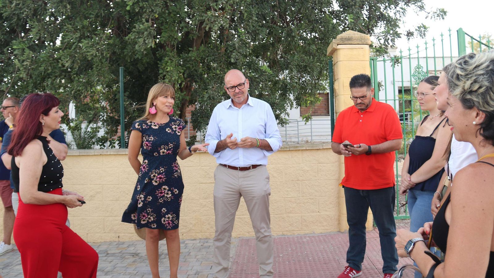 Instituciones y organizaciones presentes en la visita al que será el centro de día de Cártama.