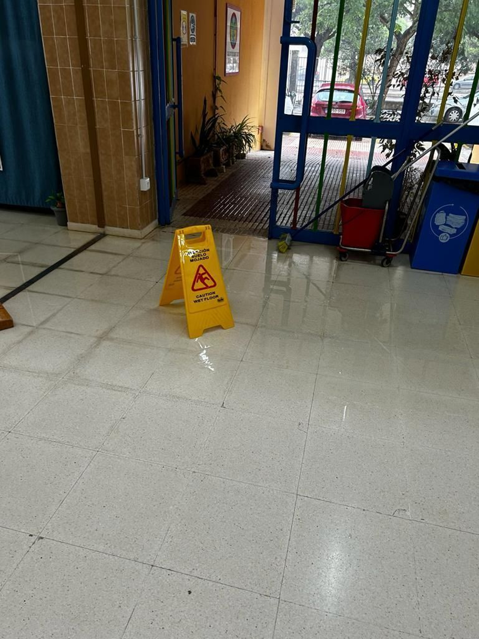 Entrada del colegio Río San Pedro, un dia de lluvia Entrada del colegio Río San Pedro, un dia de lluvia