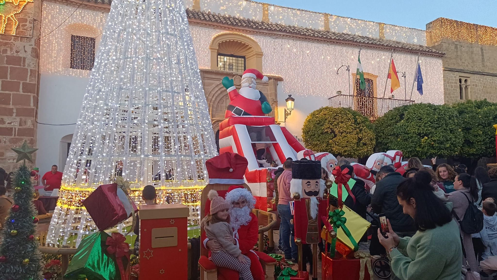 Diversión en el poblado navideño de Villa del Río.