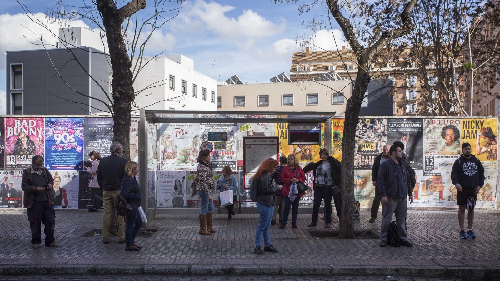 Viajeros en la parada de las líneas 1, 11, 12 y 16.