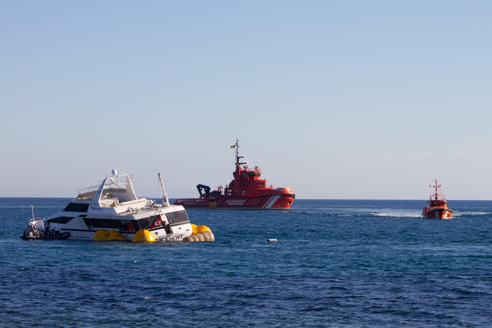 Así ha sido el trabajo de más de 8 horas para reflotar el yate encallado en Carchuna