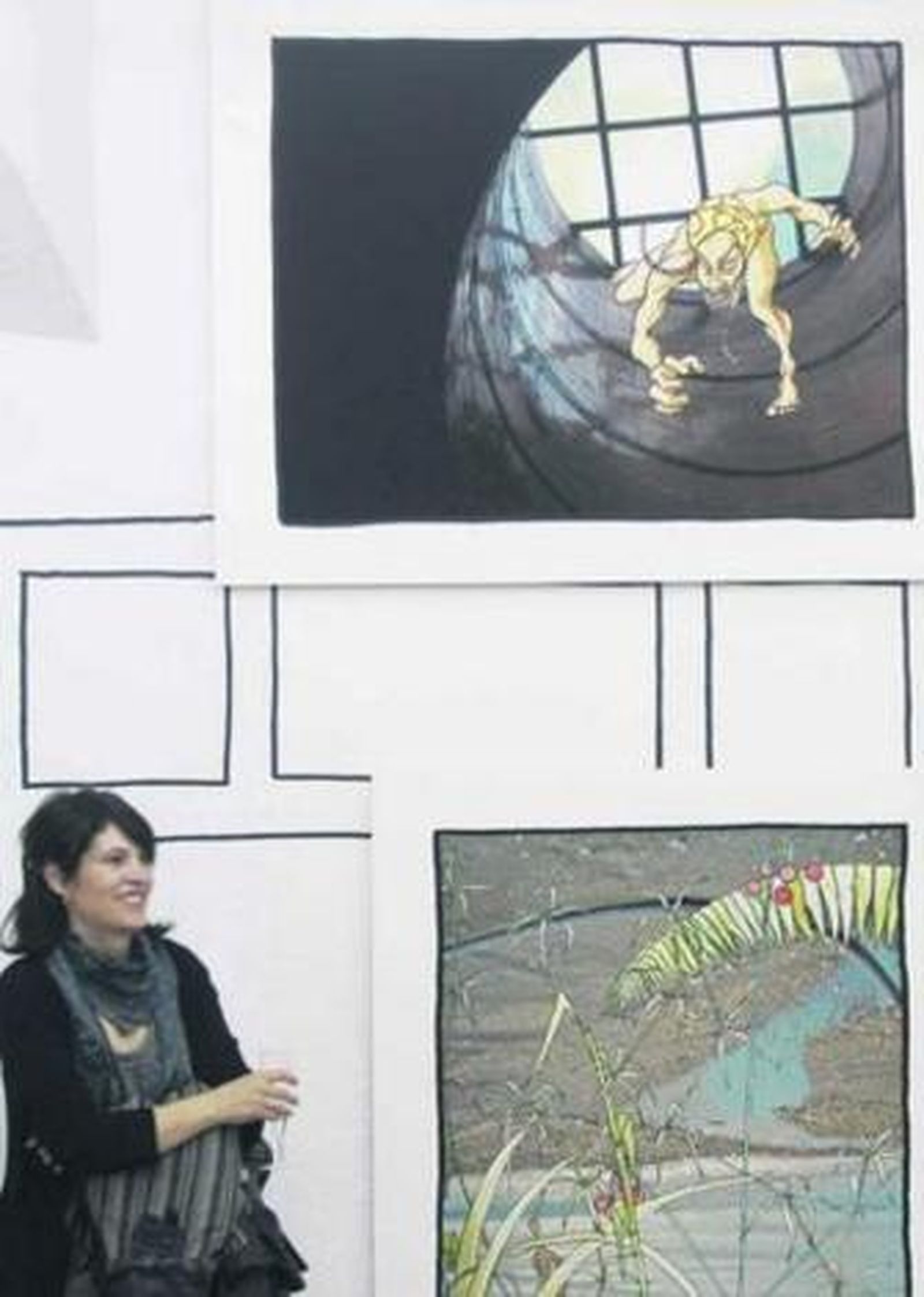 1. Un niño fotografía una de las imágenes que se intercalan entre las cientos de viñetas con las que Carlos Miranda ha 'forrado' las paredes de la galería Sandunga 2. Una espectadora posa debajo de un dibujo de Anonymous en el que parece que baja por el techo de una cúpula 3. El artista malagueño Carlos Miranda sentado en medio de las viñetas que protagonizan la exposición que ayer inauguró en Sandunga (calle Profesor Sainz Cantero, 13)