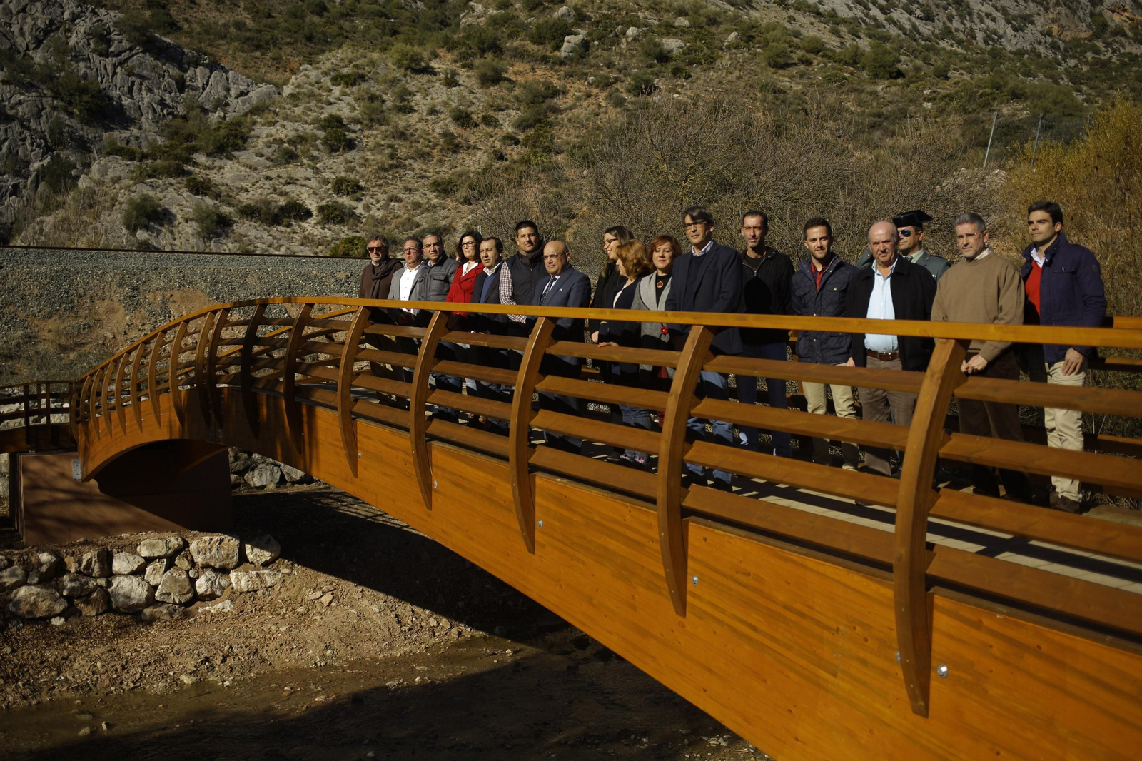 Representantes de diferentes administraciones y ayuntamientos durante la apertura del nuevo puente.
