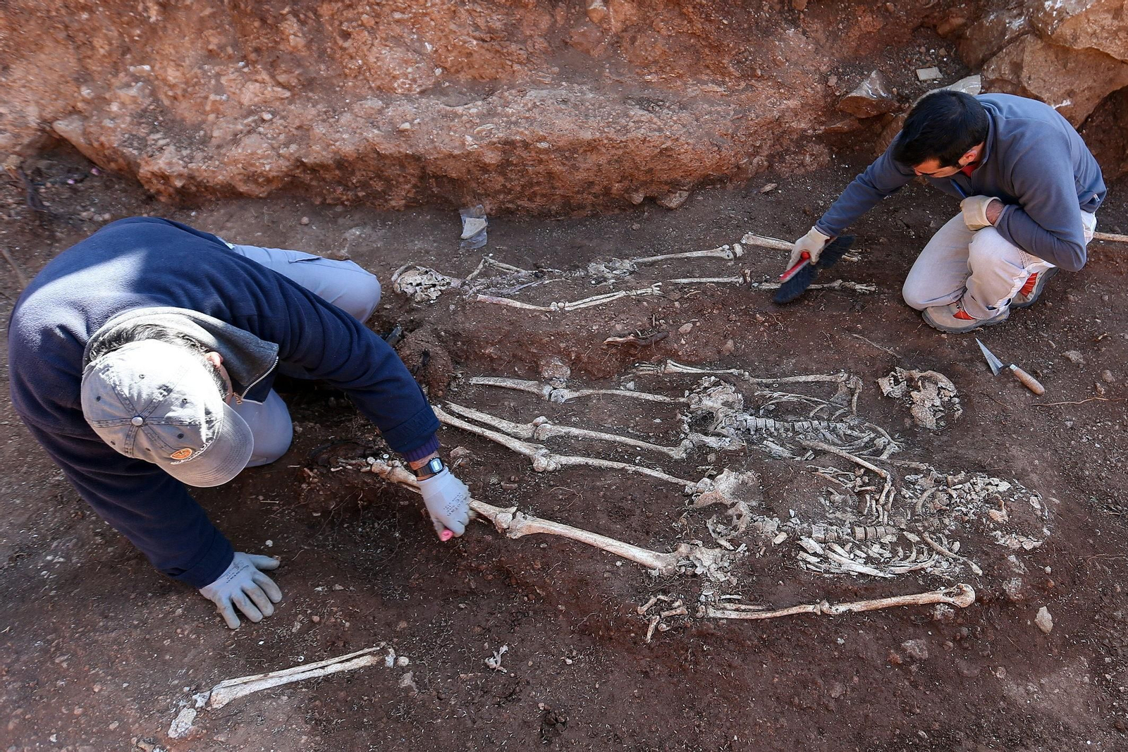 Exhumación de cuerpos durante la excavación de una fosa en Teba, en 2012. Exhumación de cuerpos durante la excavación de una fosa en Teba, en 2012.