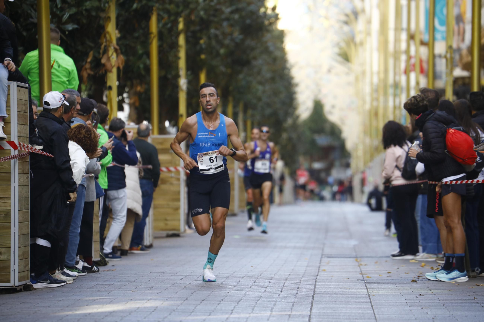 La gloria de cruzar la Puerta del Puente: las fotos de la línea de meta de la Media Maratón de Córdoba 2024