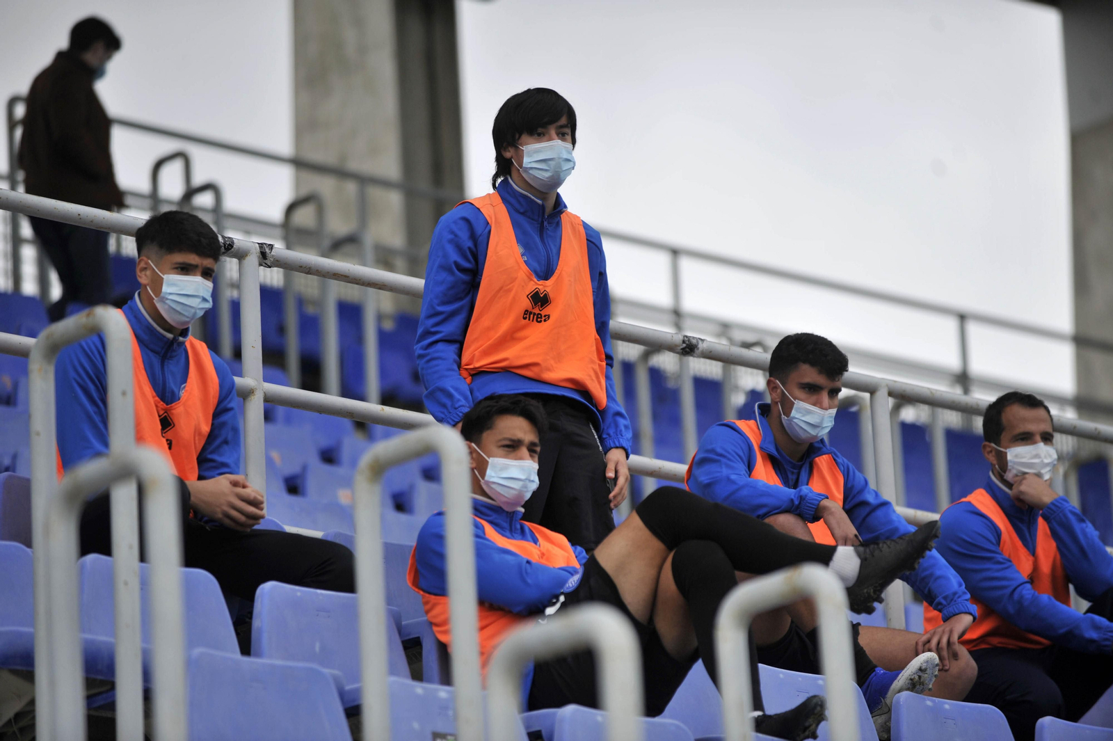 Beni, de pie, fue amonestado en el banquillo.