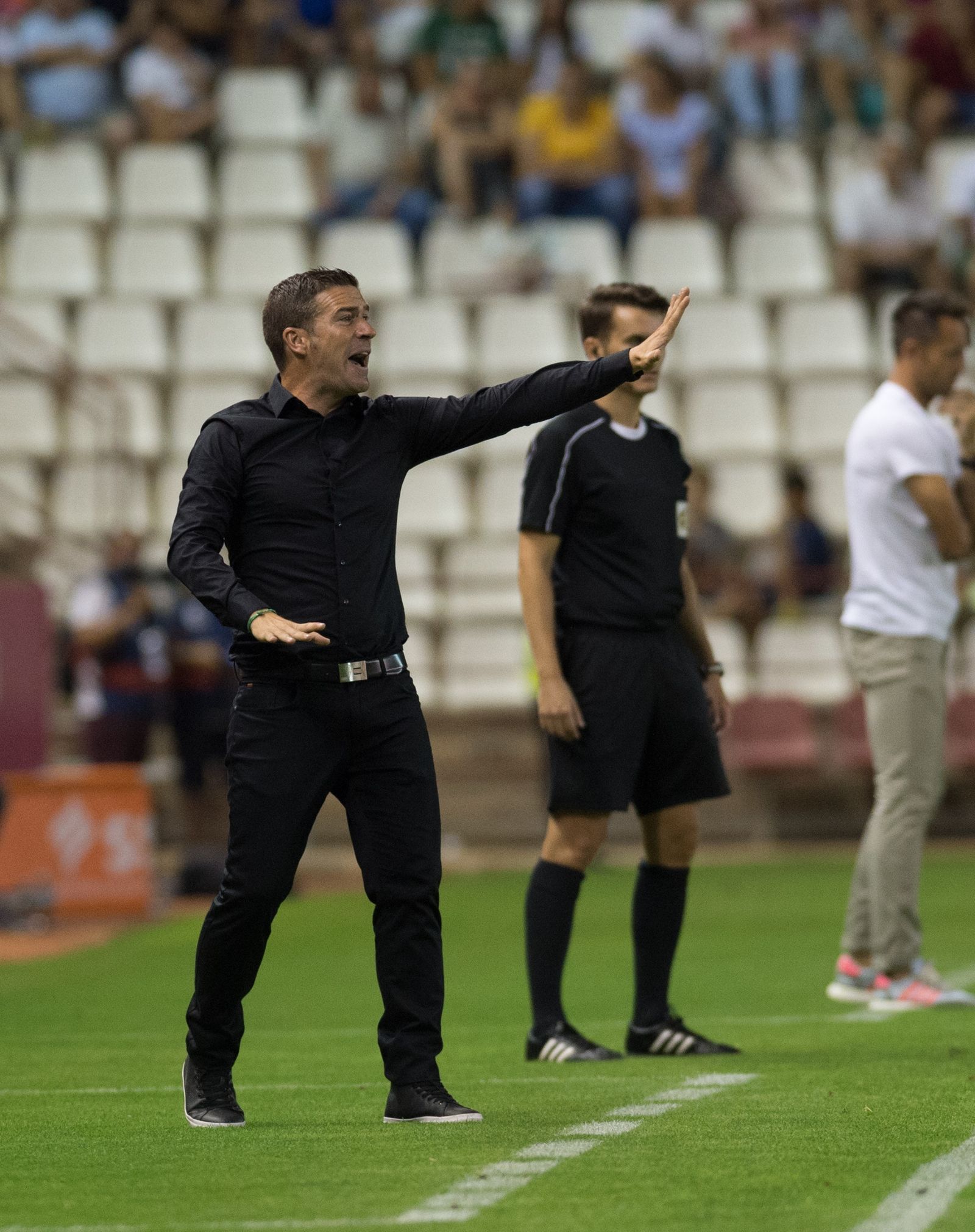 Luis Carrión da órdenes a sus jugadores durante el partido de ayer en Albacete.