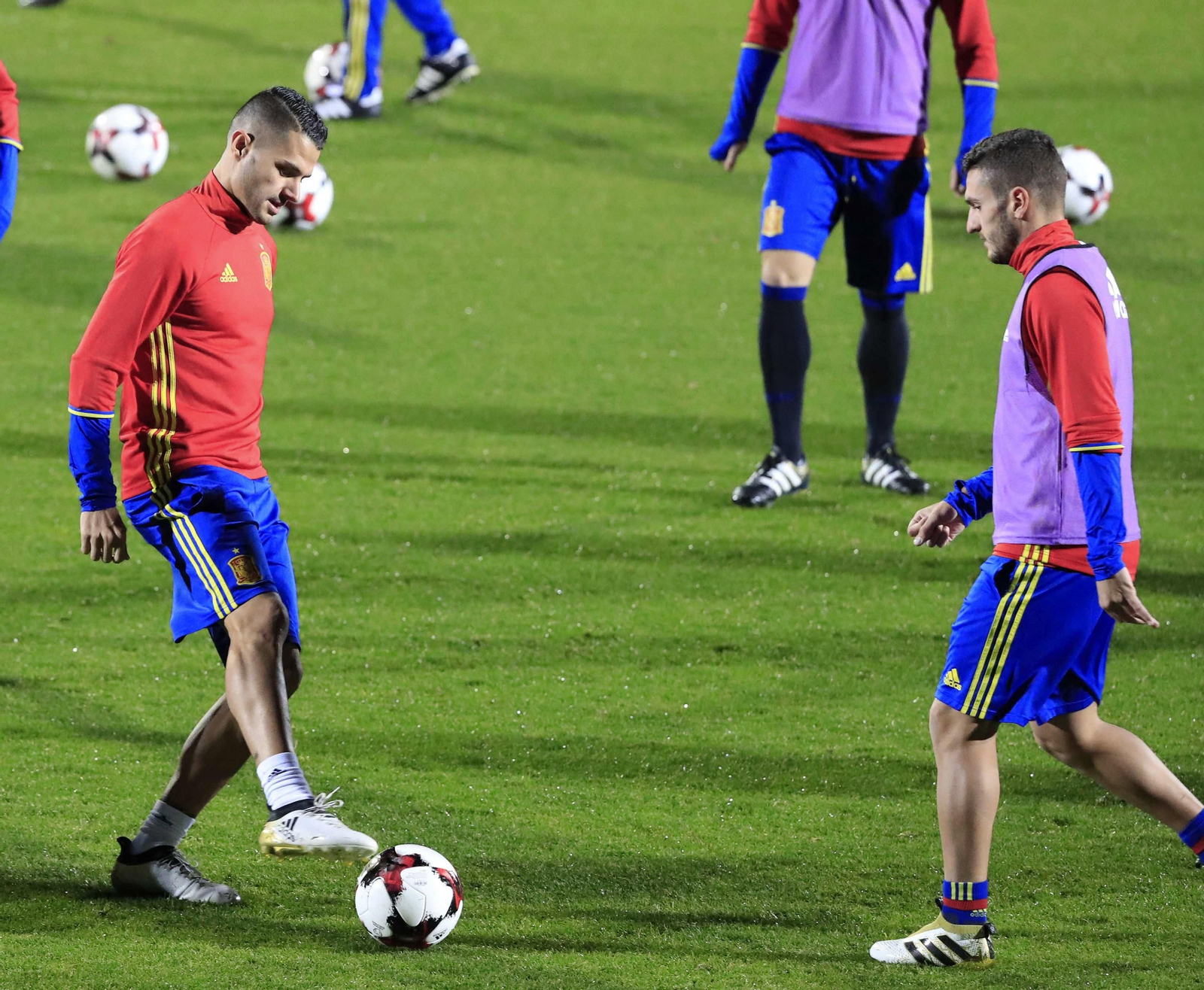 Vitolo realiza ejercicios con la selección española.