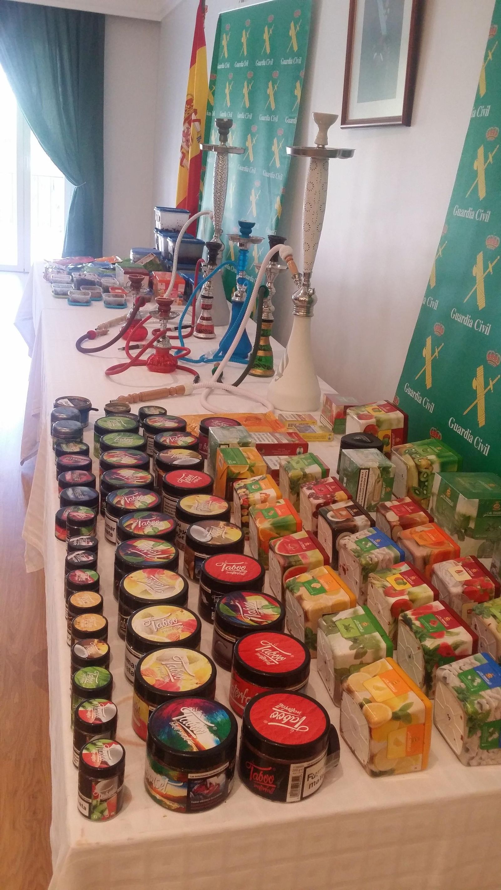 Cachimbas y productos intervenidos por los agentes.