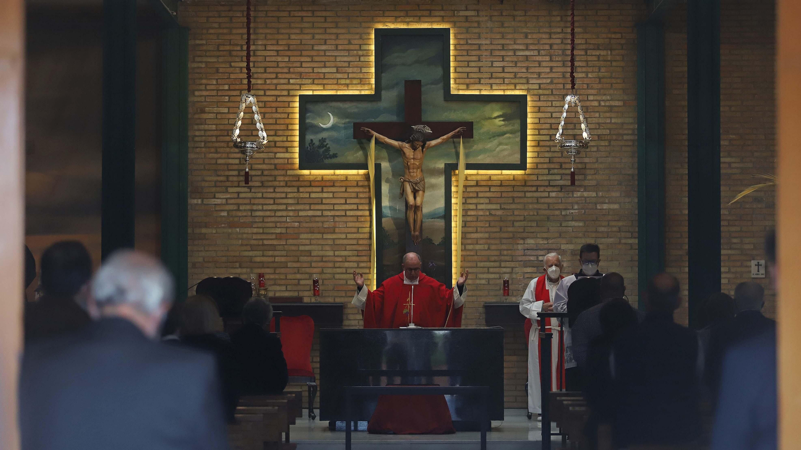 Fotos del Viernes Santo en Algeciras: Mortaja, Misericordia y Santo Entierro