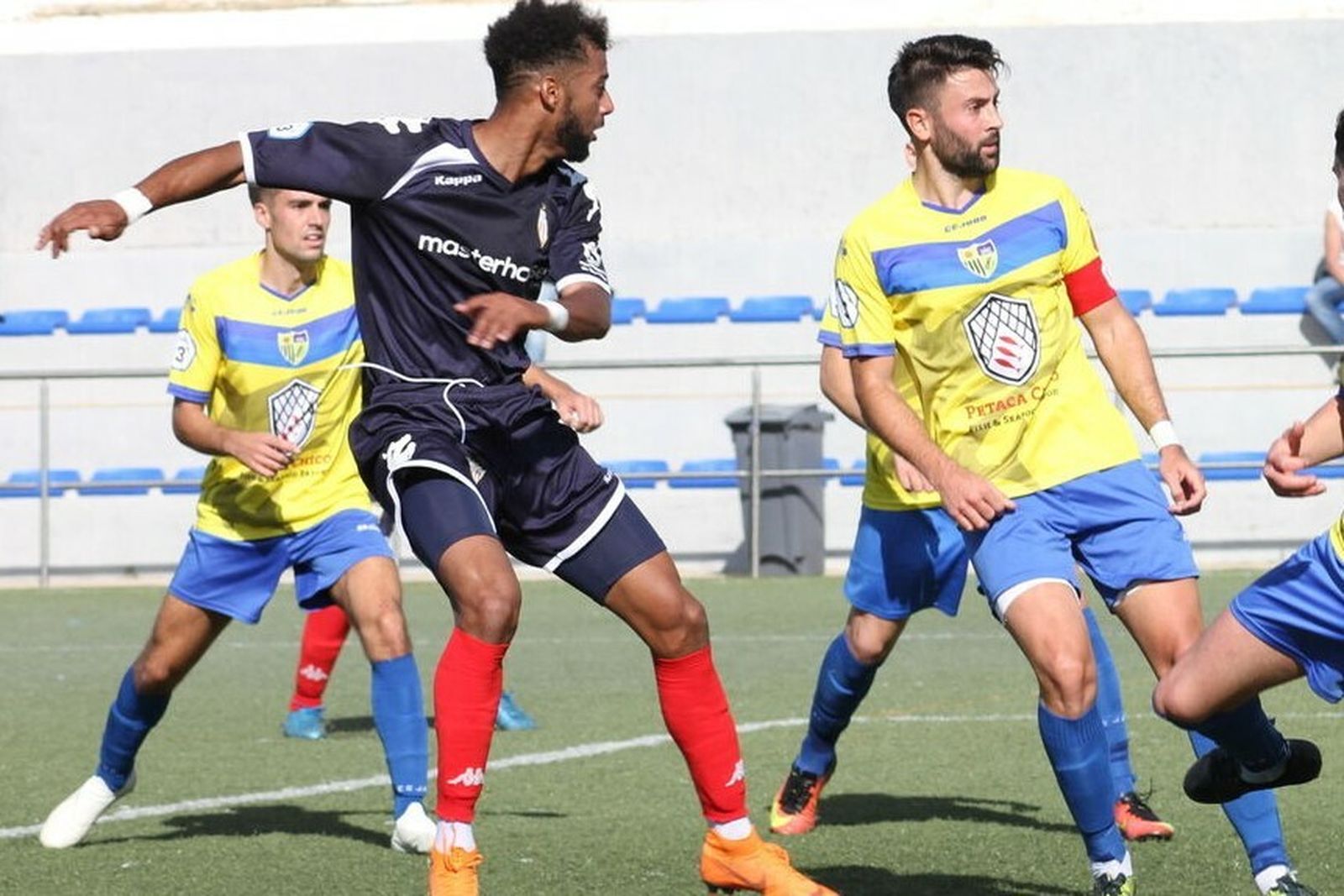 Rubén Díaz (d), uno de los líderes del trabajo defensivo del Conil.