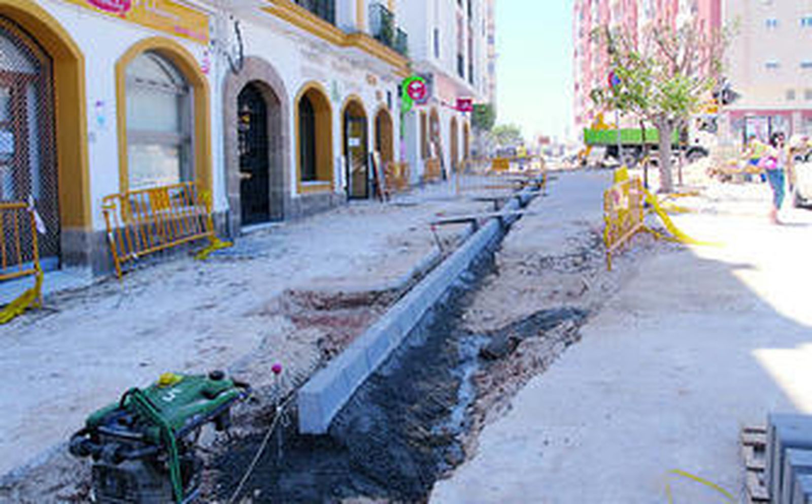 Prolongación de Reyes Católicos, donde ha desaparecido media docena de árboles por las obras.