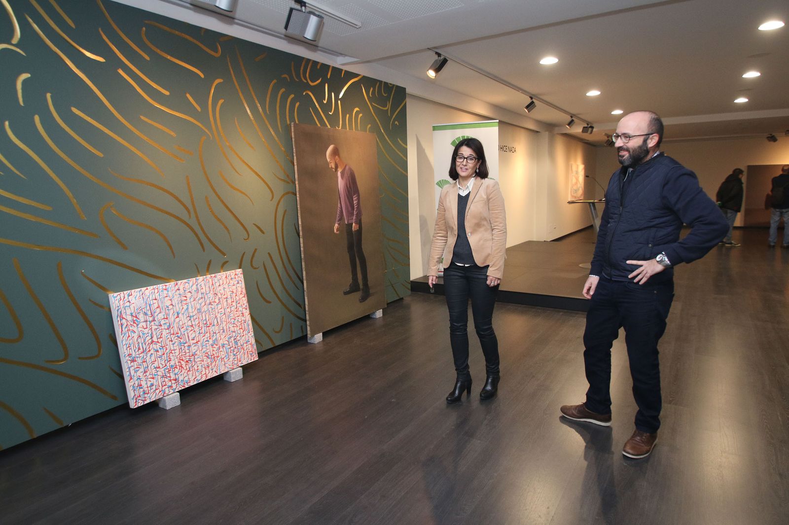 Emilia Garrido, responsable de la unidad de Artes Plásticas y Espacios Museísticos de Unicaja con Medina Galeote.