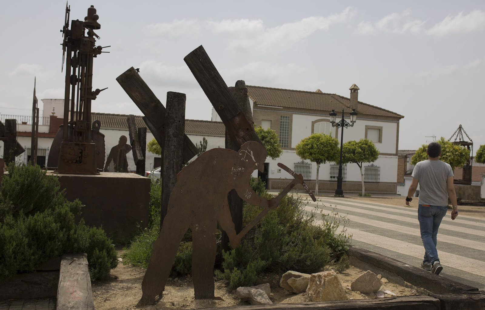 Un monumento a los mineros en Aznalcóllar, que espera desde hace 6 años el reinicio de la explotación.