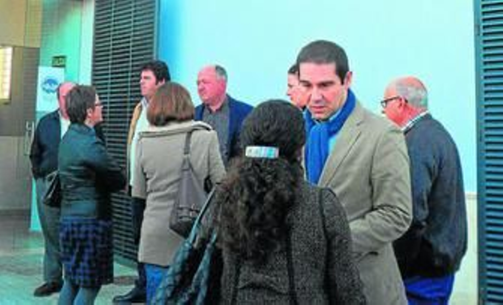 Alcaldes serranos a las puertas de la sede de la Mancomunidad Ribera del Huelva, antes de celebrar uno de sus reuniones.