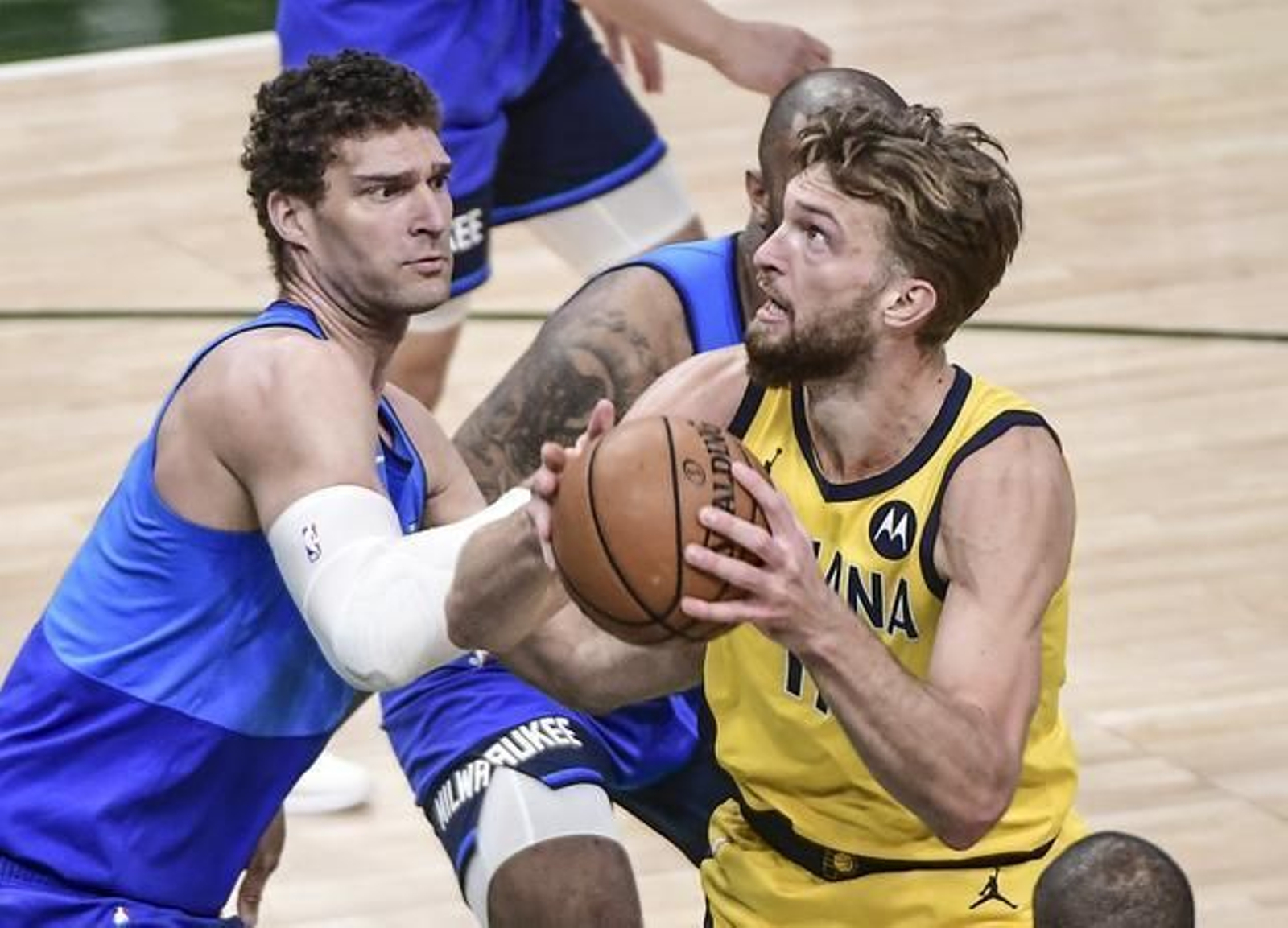 Domas Sabonis, ante Brook López.
