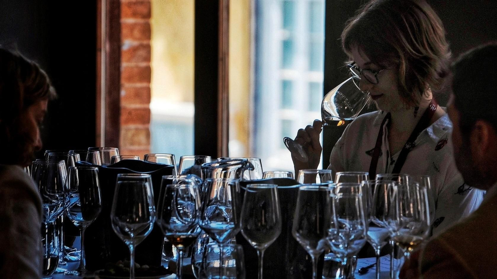 Varios jóvenes en una cata de vinos.