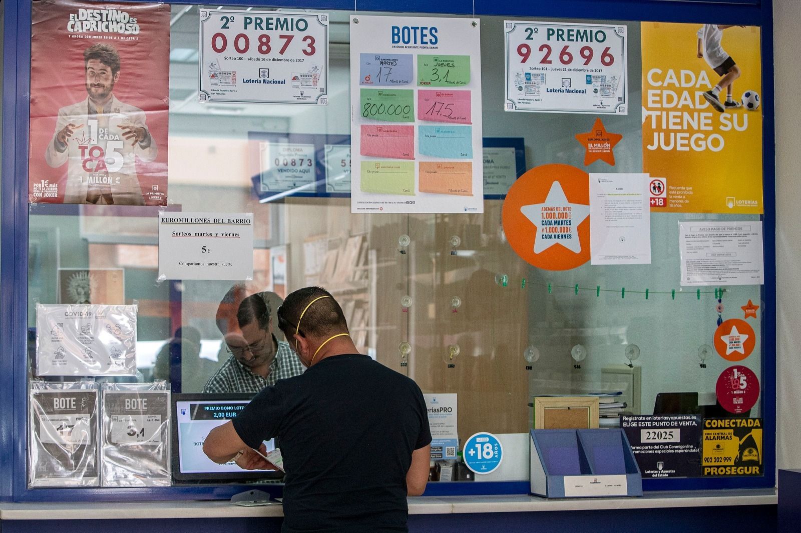 Un cliente en una administración de Loterías.