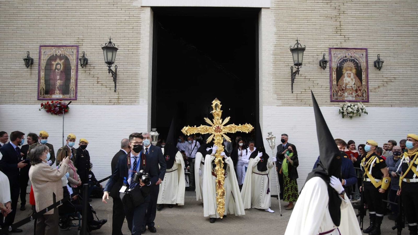 La Cruz de Guía del Cautivo de San Pablo, en la calle este Lunes Santo.