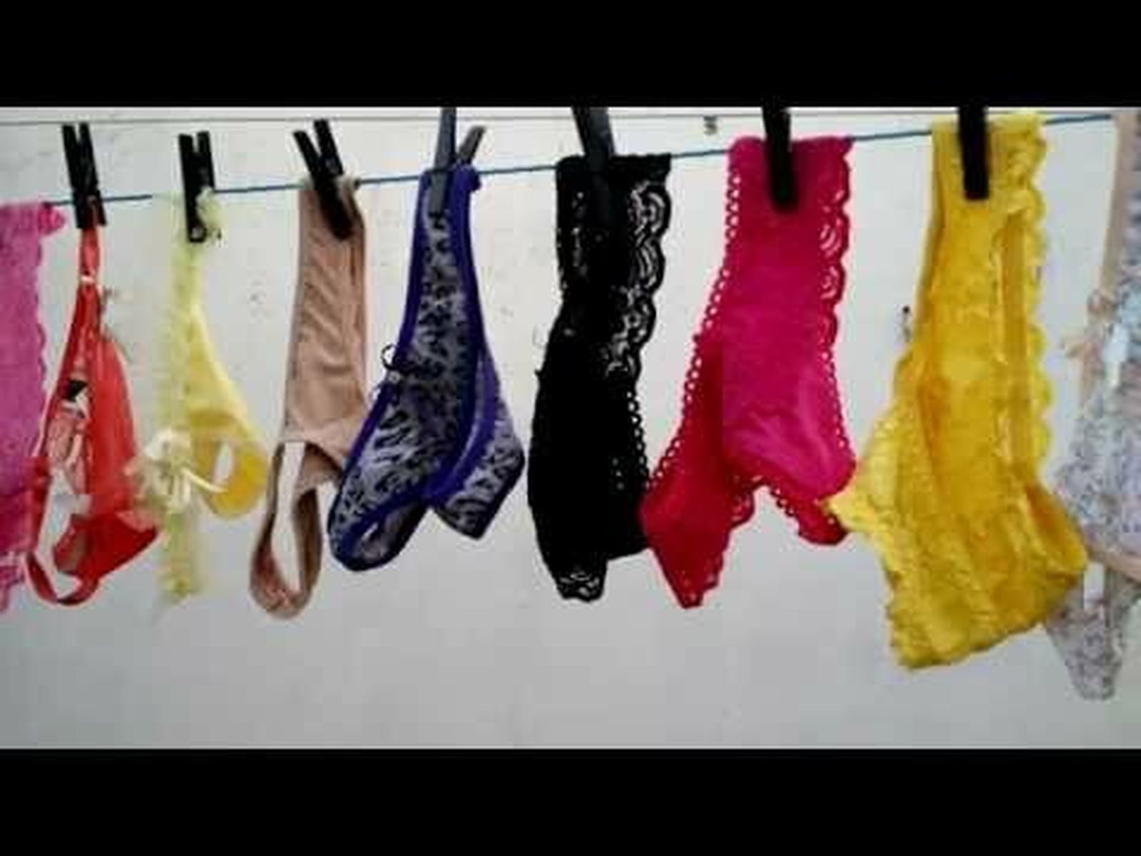 Tangas en un tendedero