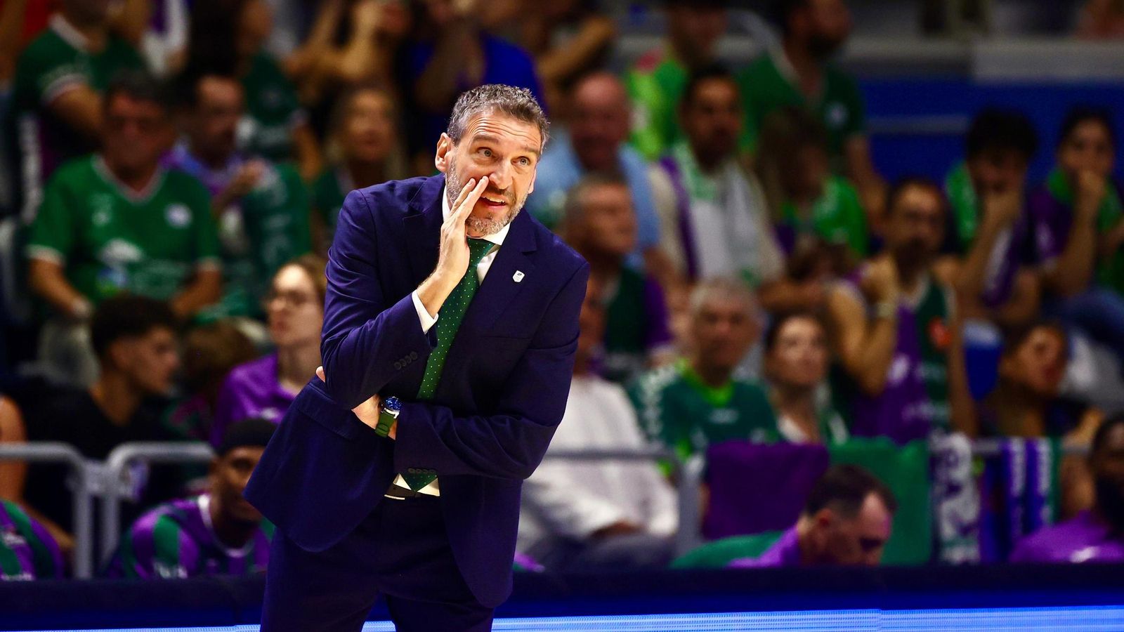 La fiesta previa del Unicaja: Subida de bandera, homenaje a Toñi García, nuevo videomarcador...