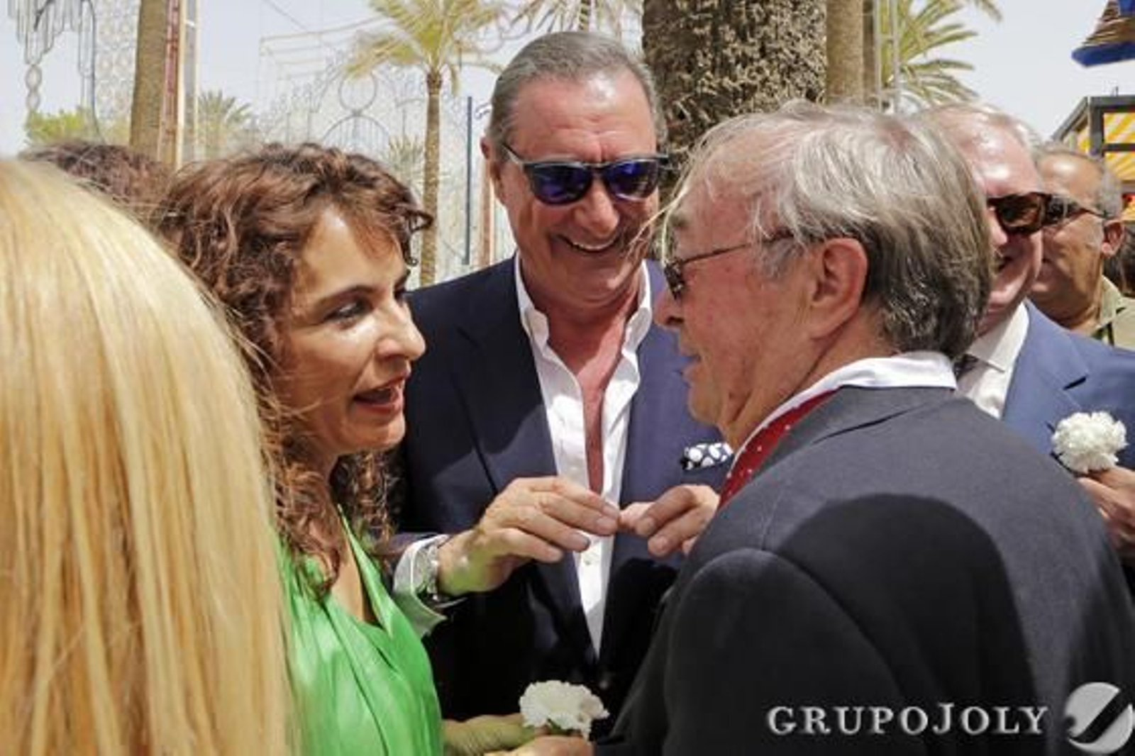 Los periodistas José Oneto y Carlos Herrera conversan con la consejera María Jesús Montero.

Foto: Manuel Aranda