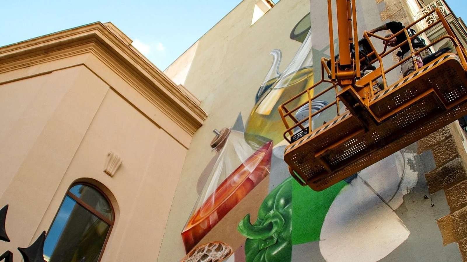 Miguel Ángel Belinchón 'Belin' durante el mural que hizo en la calle Federico Mendizábal.