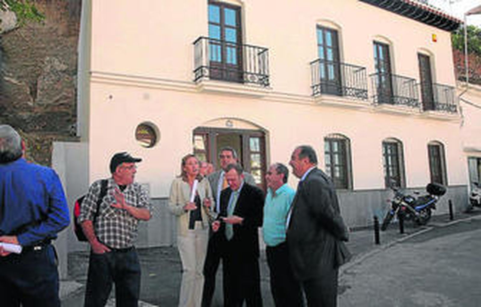La concejal de Urbanismo visitó ayer el nuevo centro cívico del Barranco del Abogado.