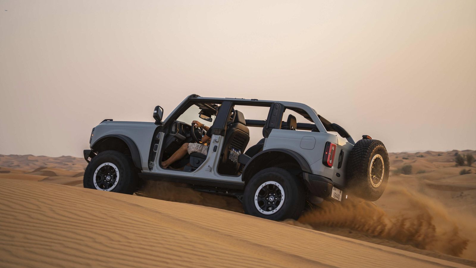 Hay Bronco con tracción total permanente y reductora y otros con cuatro ruedas motrices conectables automáticamente.