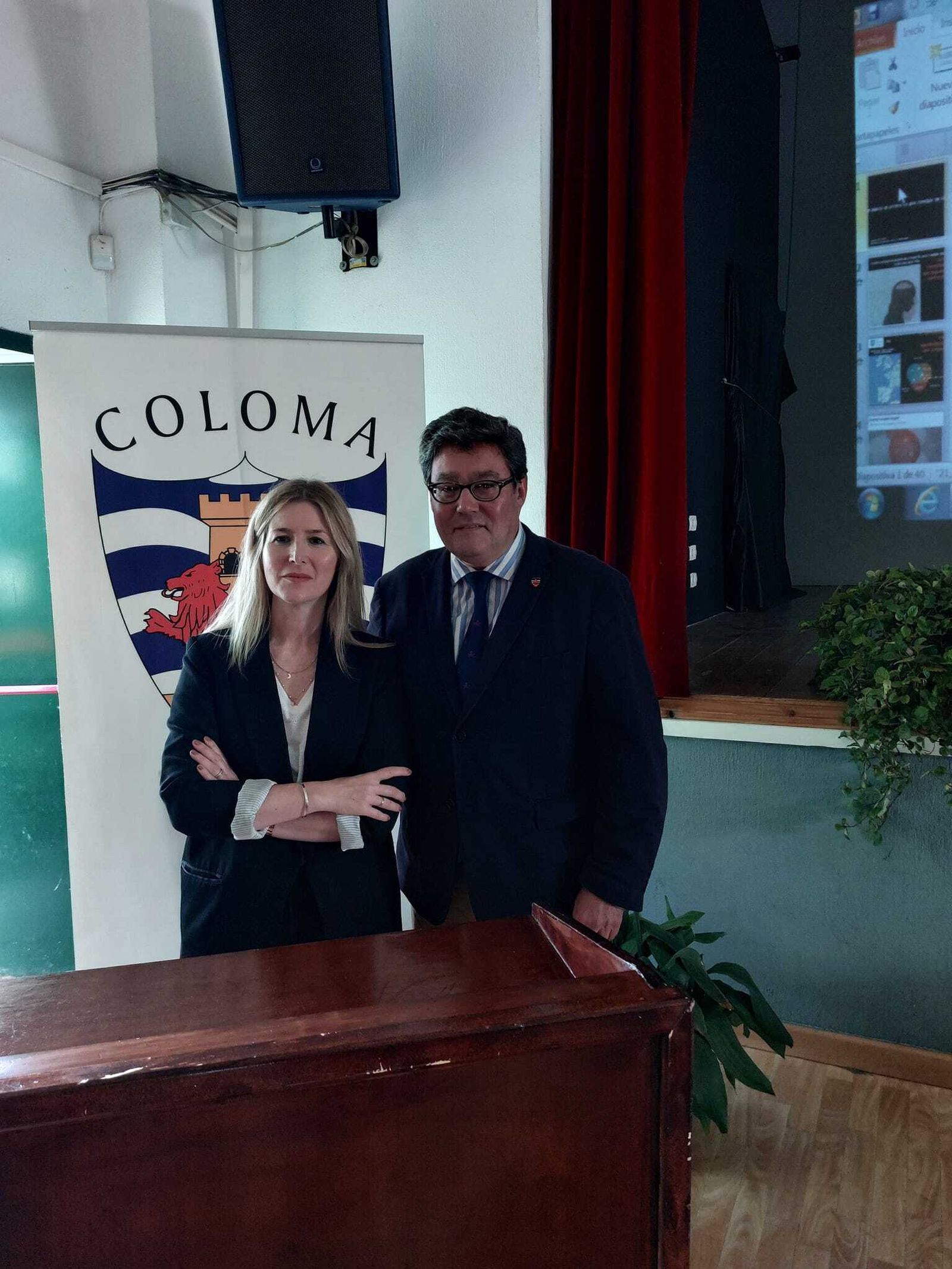 Lorena Ruiz y el director del instituto, José Ángel Aparicio.