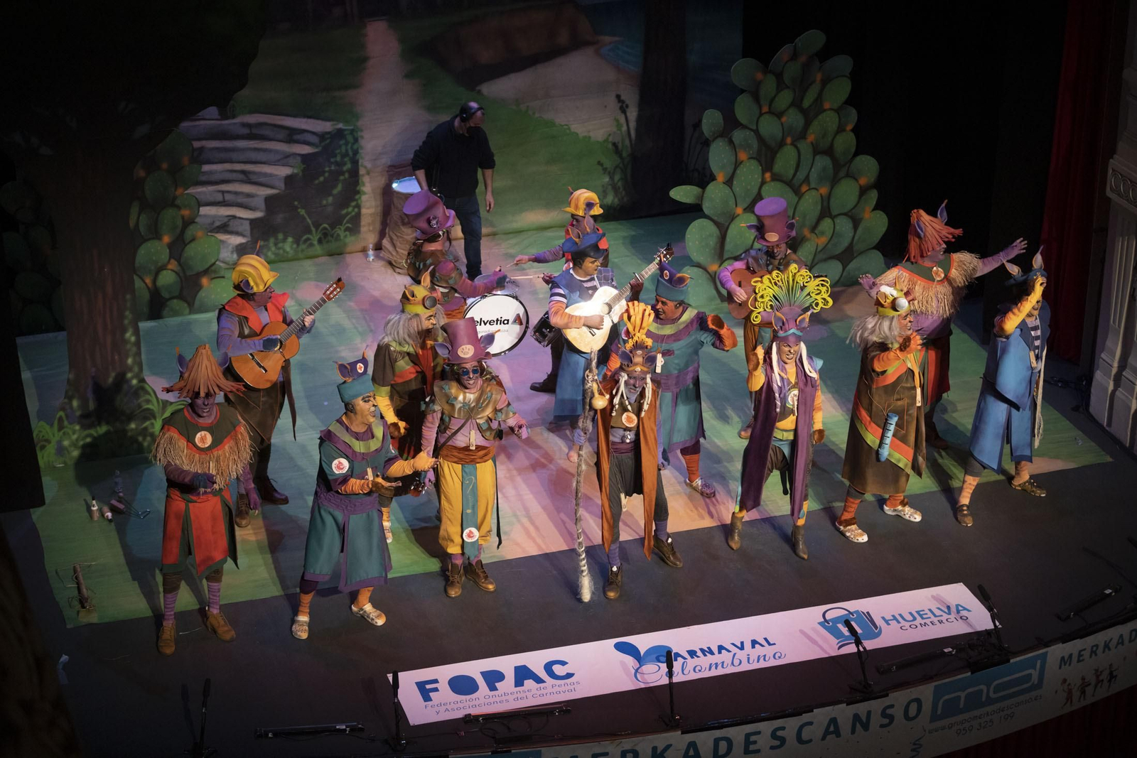 Imágenes de la actuación de la comparsa de Villalba del Alcor y Paterna  'Un mundo nuevo' en el Carnaval Colombino