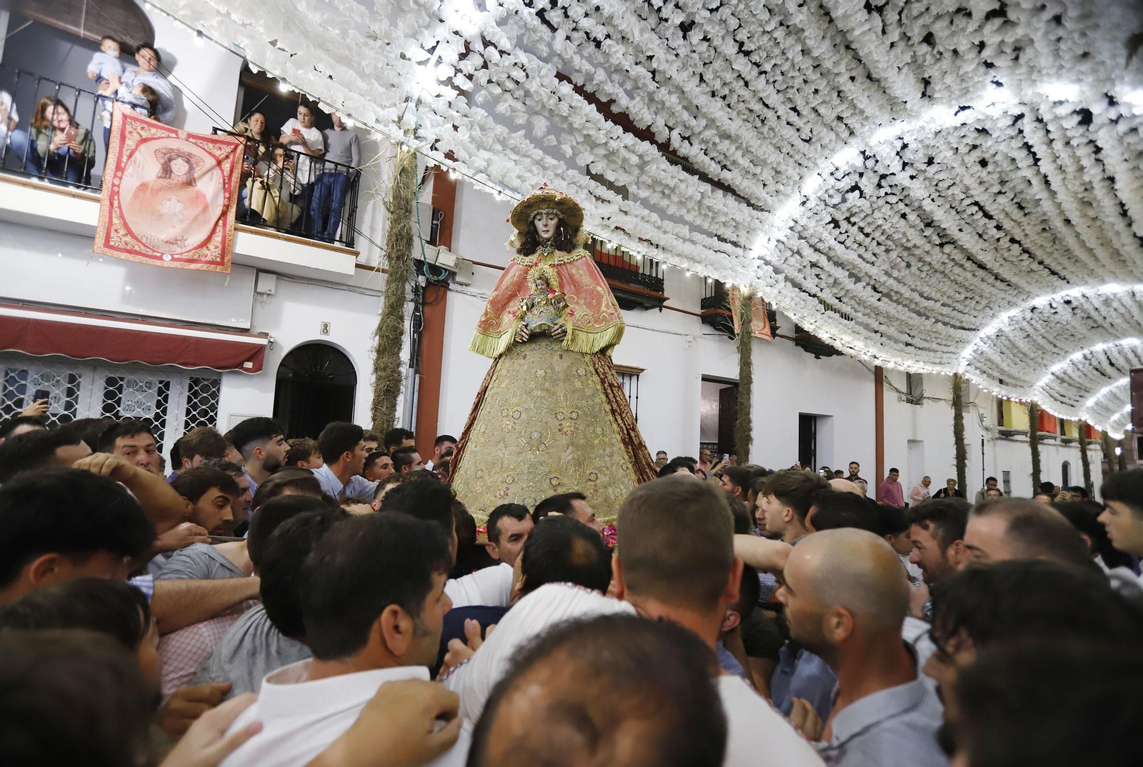 La Virgen del Rocío recorre las calles de Almonte hacia el Chaparral para el inicio del Camino de los Llanos