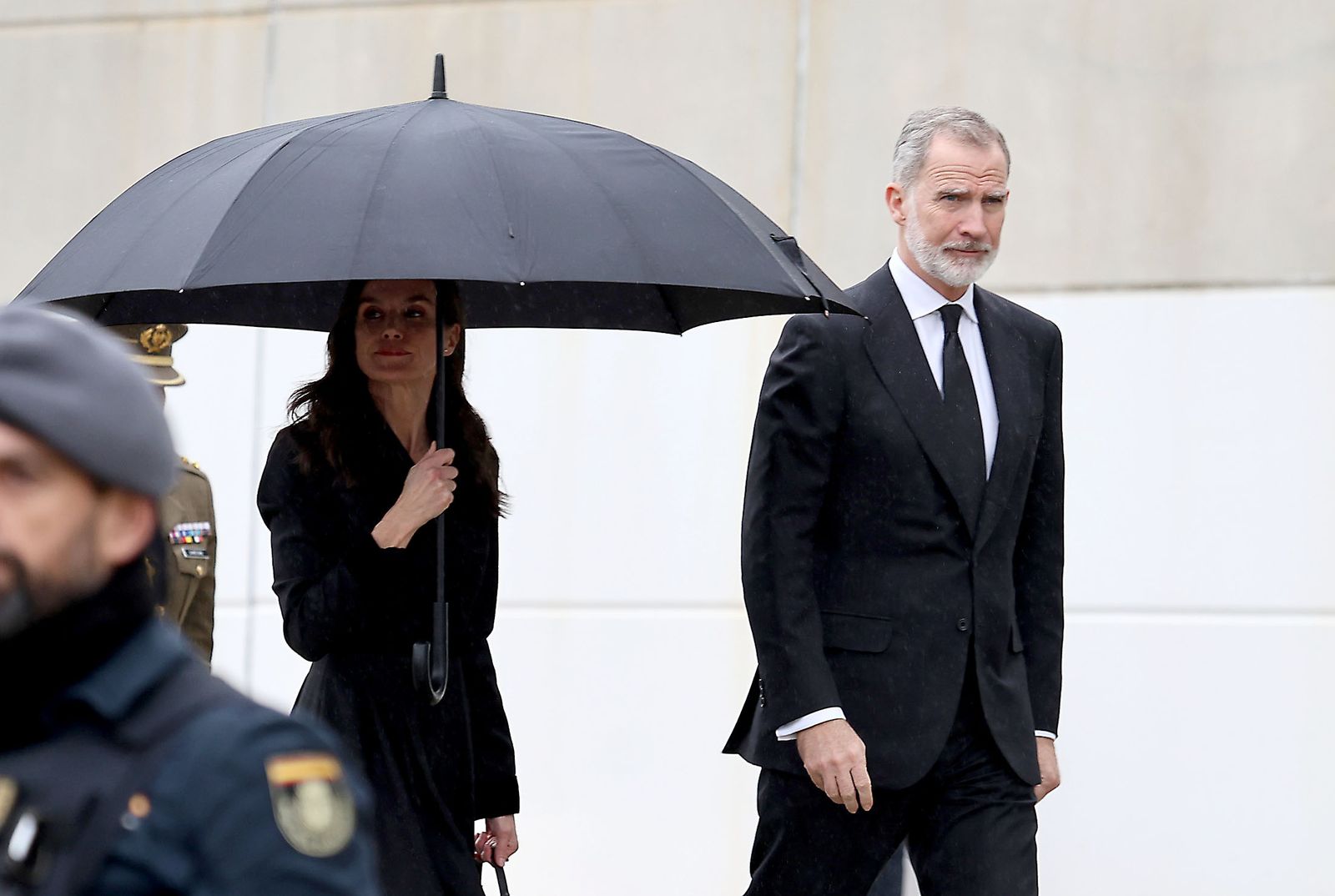 Fotografías de la llegada de los reyes Felipe VI y Doña Letizia al funeral por las víctimas de Adamuz en Huelva
