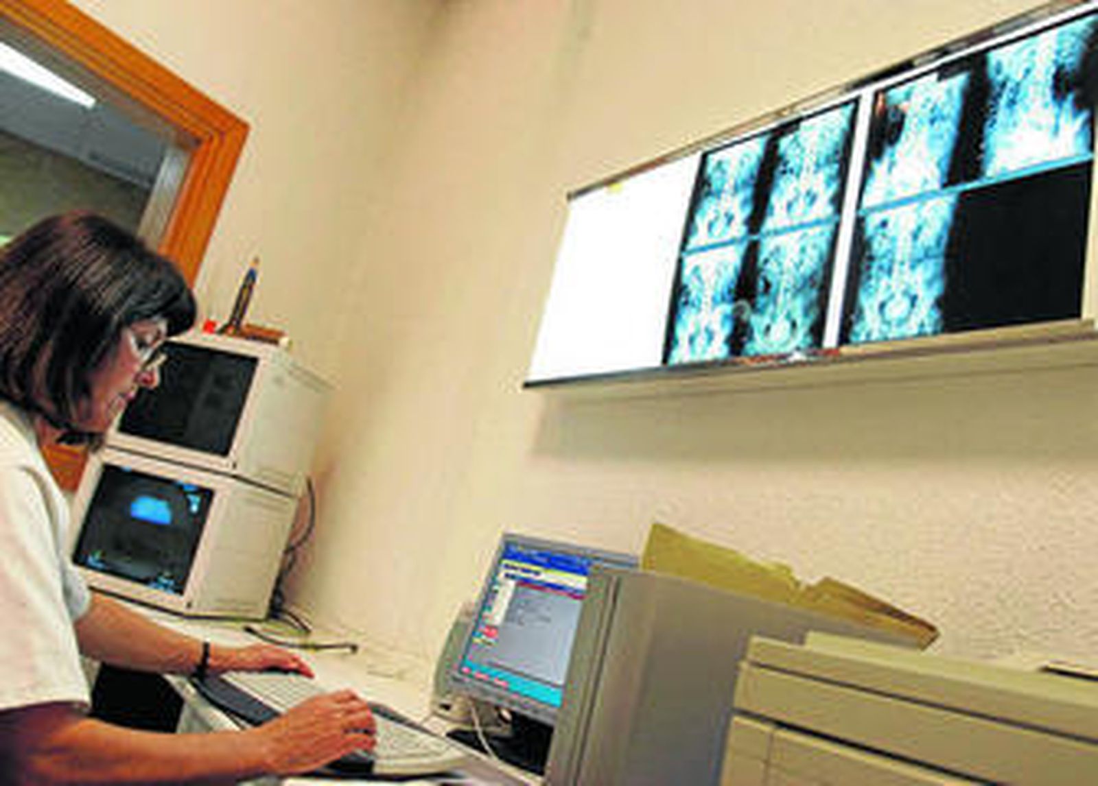 Una especialista consulta resultados en un servicio de Urología.