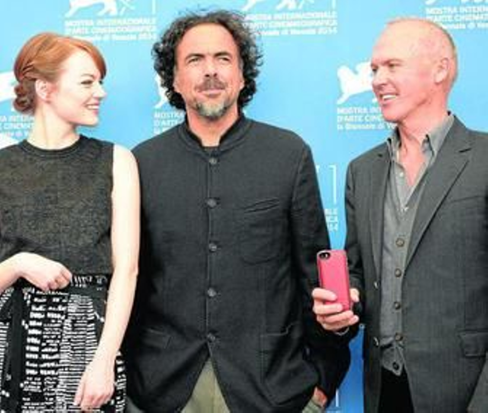 El director González Iñárritu, flanqueado por Emma Stone y Michael Keaton.