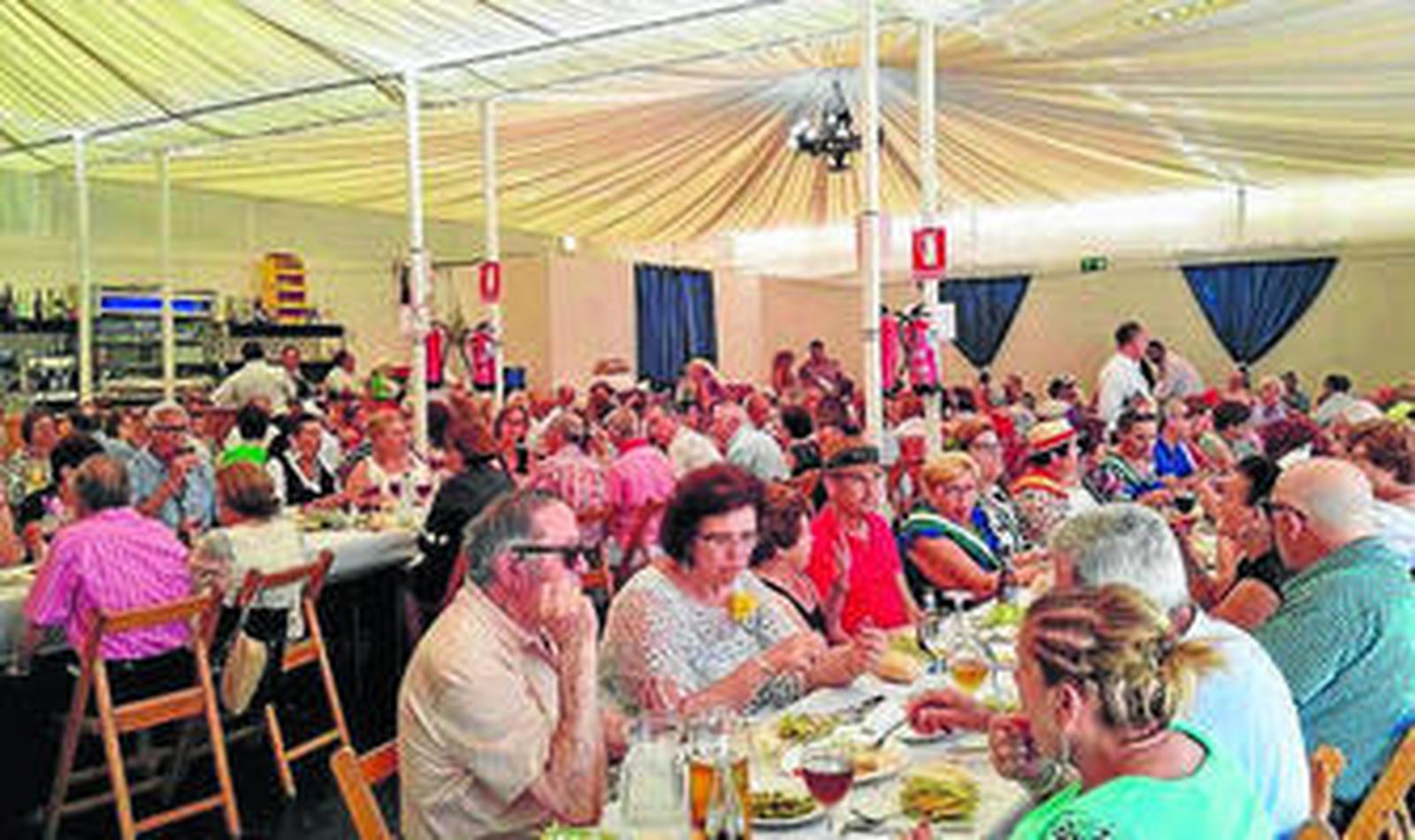 Un grupo de mayores disfrutando ayer del almuerzo en el Real.