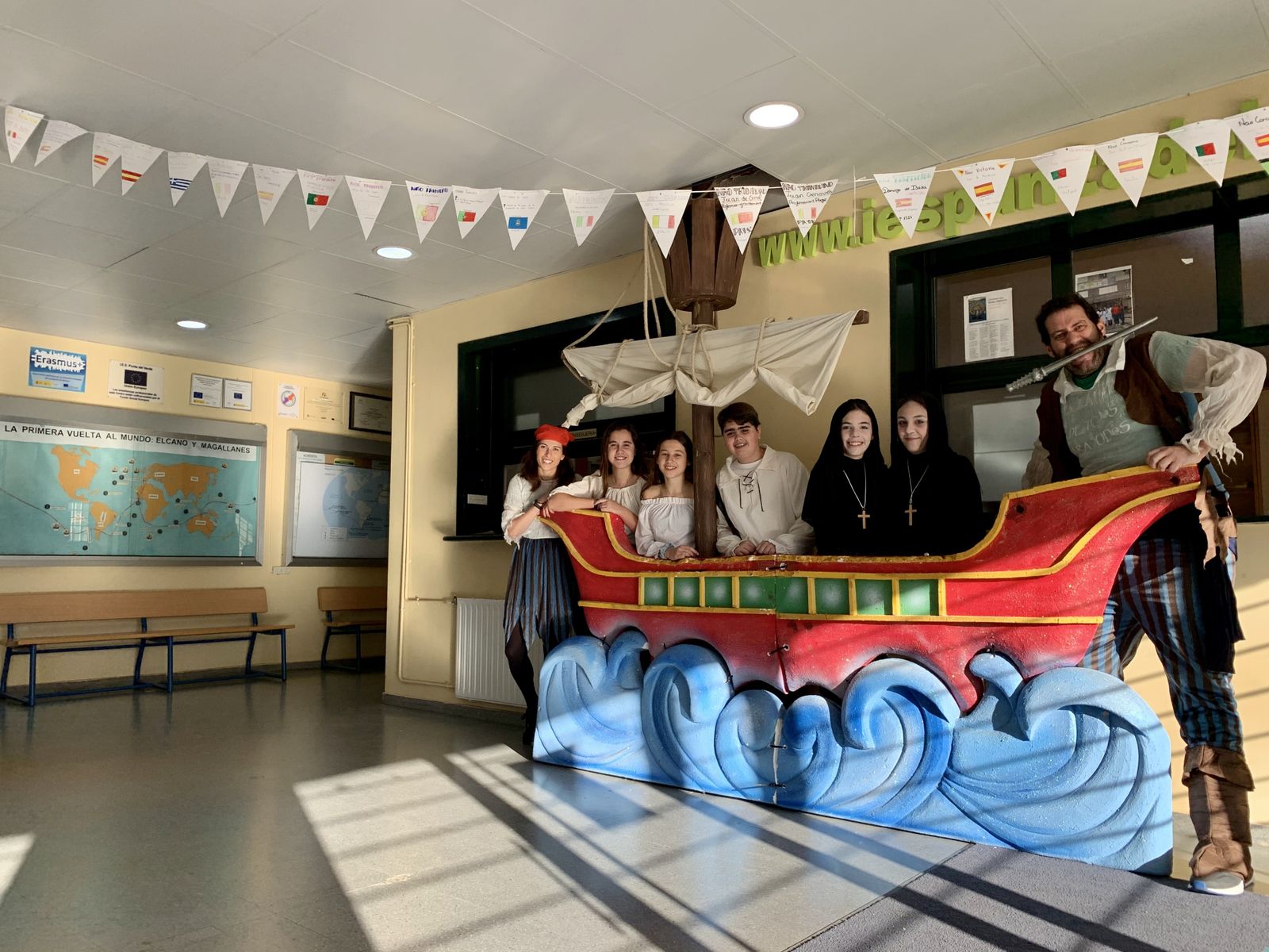 Un grupo de alumnos del IES Punta del Verde durante la jornada dedicada a la gesta de Magallanes y Elcano.