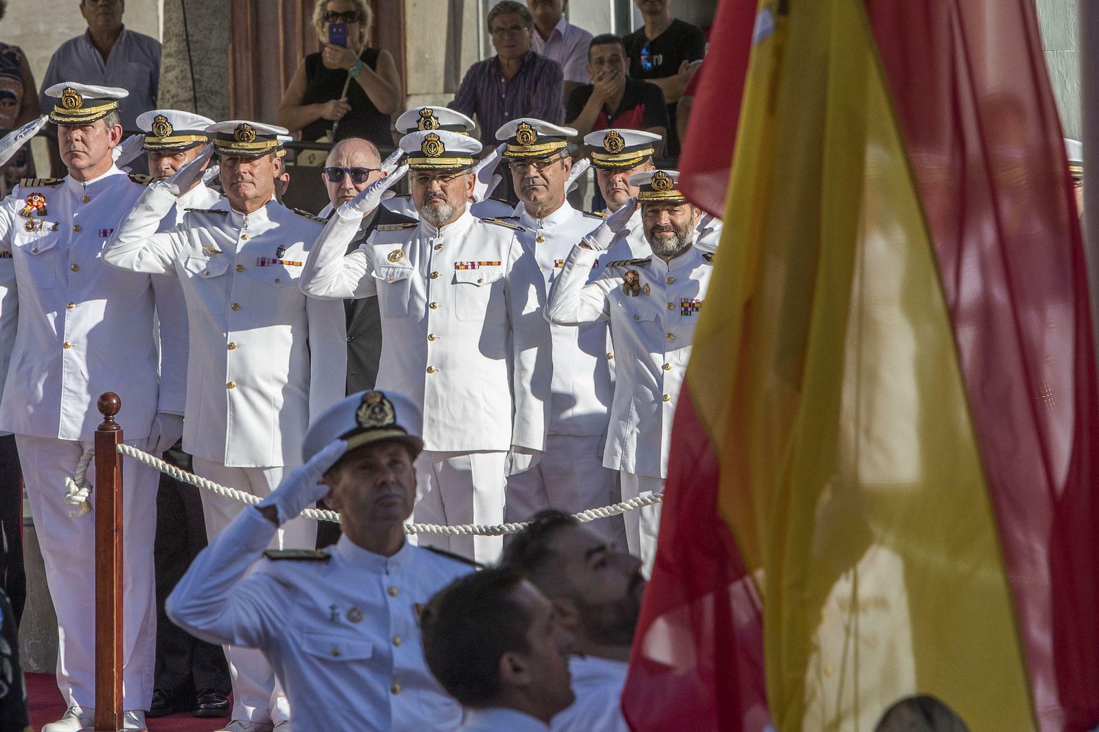 Izado de la bandera española, en una imagen de archivo.