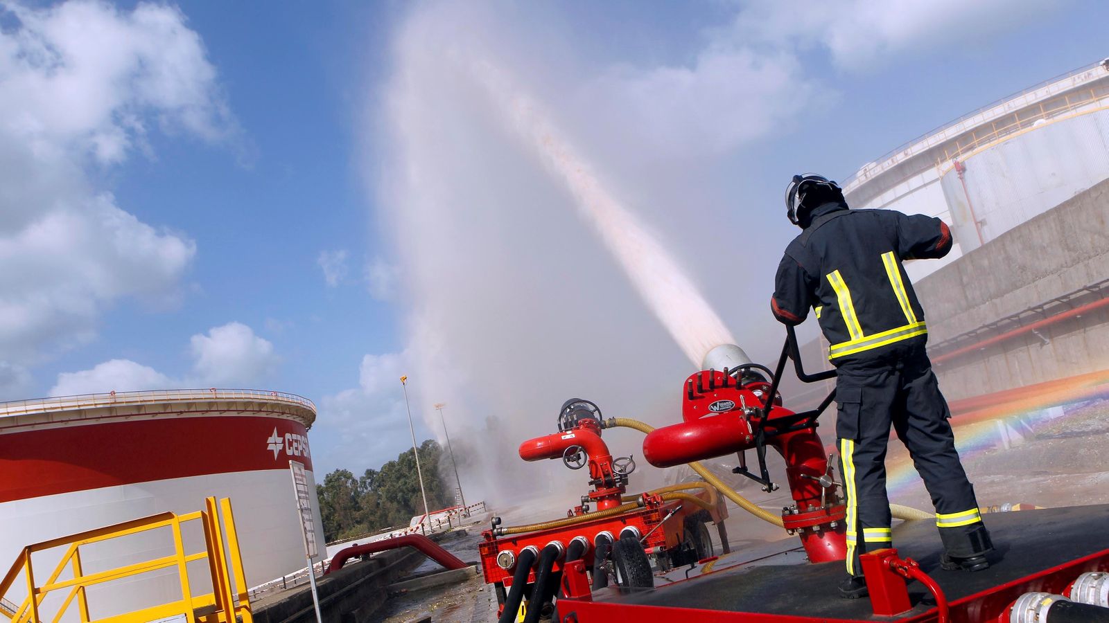 Un bombero participa en un antiguo simulacro en las instalaciones de Cepsa.