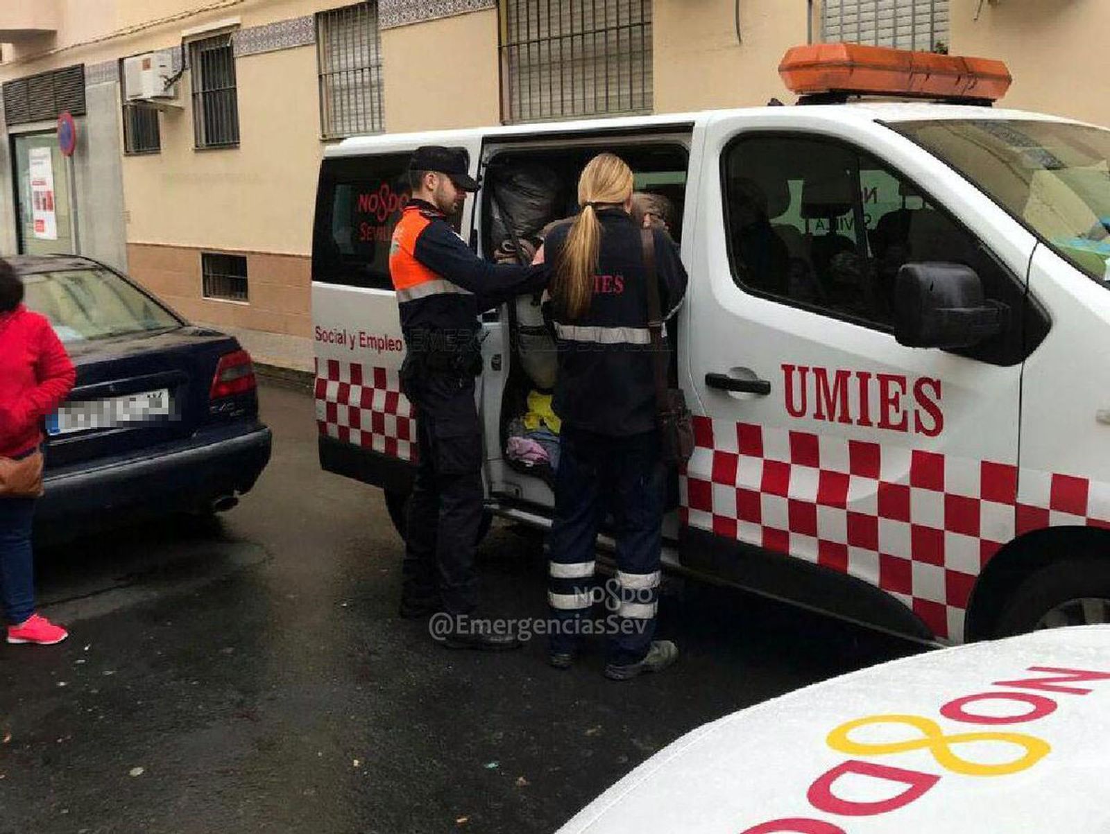 Los servicios de emergencias sociales durante una intervención.